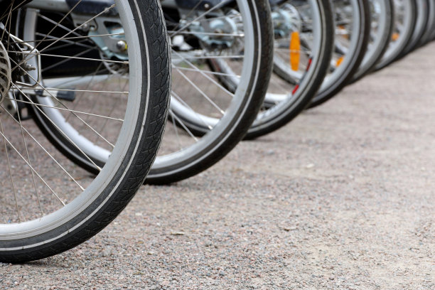 自行车停在停车场，车轮靠近图片下载