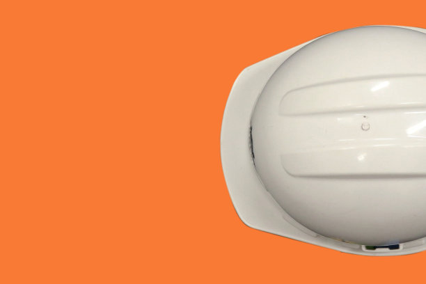 一种白色的安全帽，保护工人的头部免受工作事故的伤害图片下载