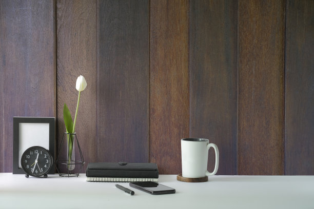 家居创意工作区与智能手机，笔记本电脑，相框和咖啡杯在白色的桌子上。图片下载