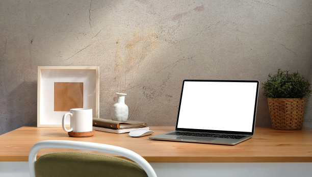 笔记本电脑，空屏幕，咖啡杯，相框，木桌盆栽。家庭办公室。图片下载
