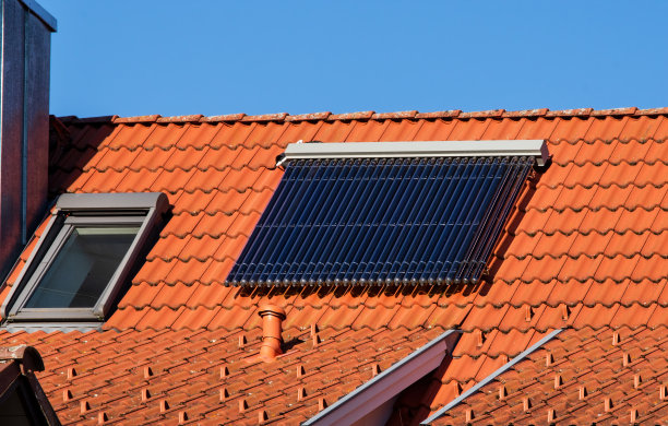 屋顶上的太阳能热水器图片下载