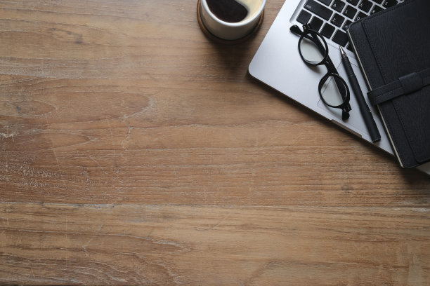 木桌上的俯视图笔记本电脑，眼镜，笔记本和咖啡杯。图片下载