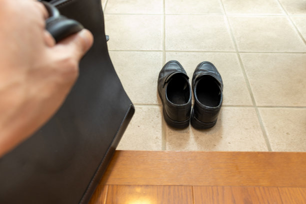 入口处的地板上放着黑色的商务鞋图片下载