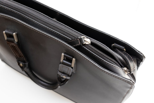 白色背景的黑色商务包图片下载