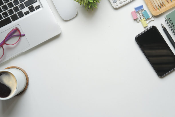 白色办公桌配有智能手机，笔记本电脑，咖啡杯和眼镜。俯视图，平铺。图片下载
