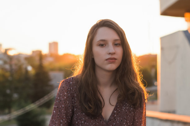 城市街道上的美女。肖像。幸福和快乐图片下载