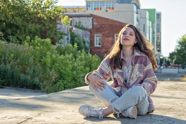 微笑的美丽女人在城市的街道上。肖像。幸福和快乐图片下载