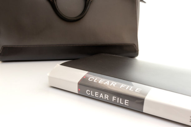 清理办公桌上的文件和商务包图片下载
