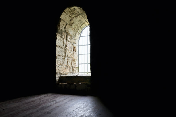 阳光透过一扇铁窗照射进那间黑屋子。图片下载