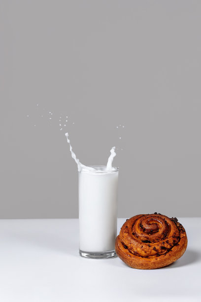 饼干和一杯牛奶。图片下载