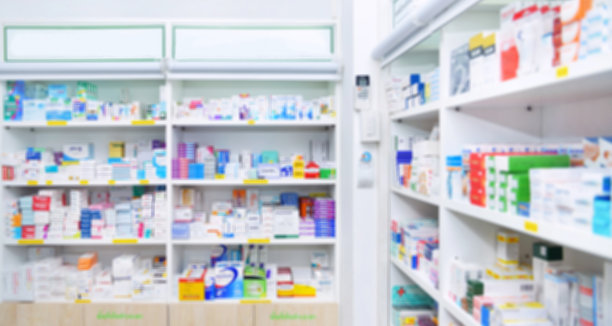 背景模糊的药房内货架上的药品图片下载