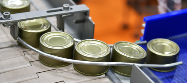 配送仓库输送带上的罐头食品。图片下载