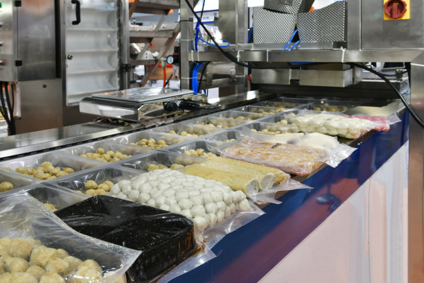 全自动肉丸、猪肉、切片鲜肉、食品生产线上的输送带设备机械在工厂图片下载