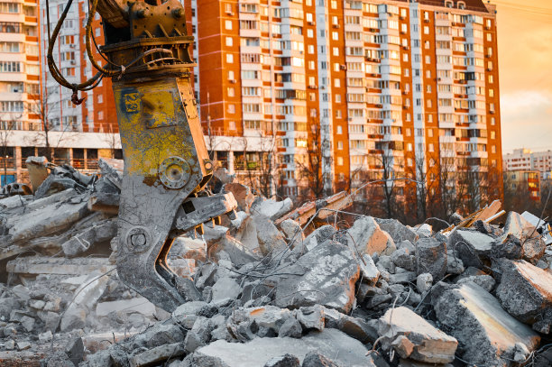 带破碎机的机器操作钢筋混凝土图片下载