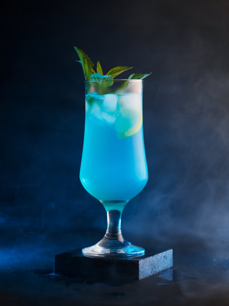 蓝色背景上的蓝色泻湖鸡尾酒图片下载