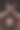 深红色背景下的可爱女孩。深色头发的女士特写肖像抬头举起手。图片下载