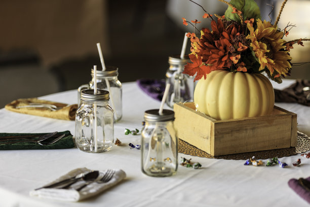 为婚礼或秋季派对装饰的桌子图片下载