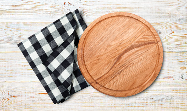 空的披萨板和餐巾孤立在白色。图片下载