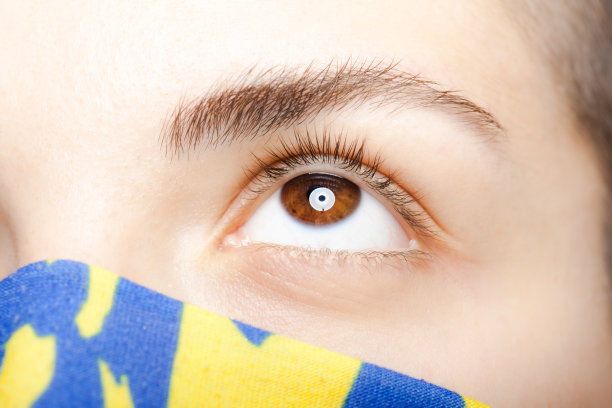 可爱的女孩，短发，戴着时尚的大手帕在她的脸和脖子。图片下载