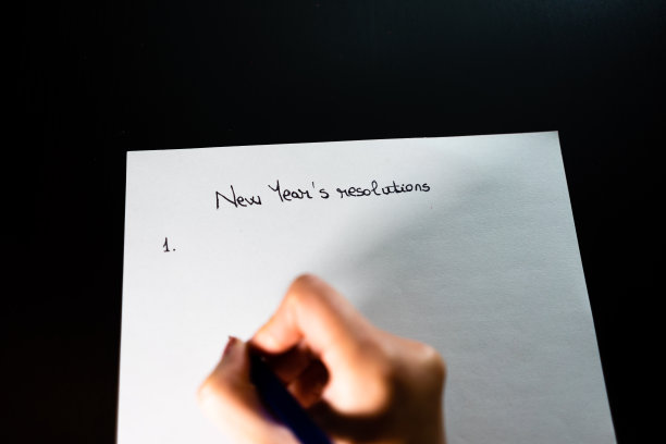 在白纸上列出目标或购物清单图片下载