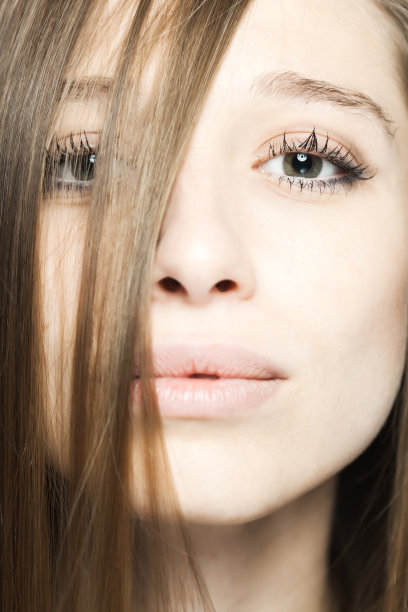 特写工作室的脸肖像一个美丽的黑发女孩快乐积极的表情看着相机…图片下载