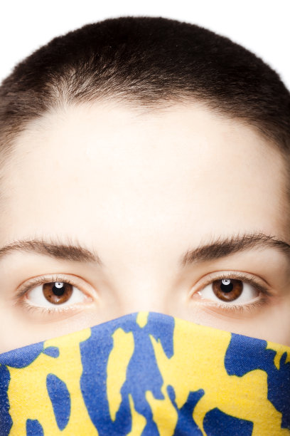 可爱的女孩，短发，戴着时尚的大手帕在她的脸和脖子。图片下载