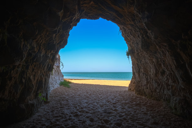 英格兰肯特郡东部Broadstairs的Kingsgate海湾的白垩洞穴图片下载