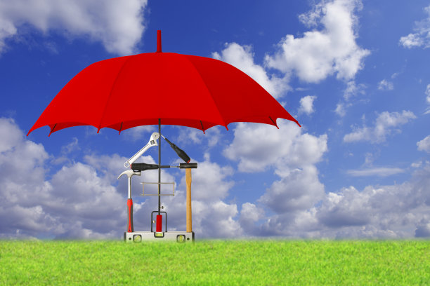 草甸中的工具屋被红色的伞保护着图片下载