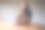 一名女商人手持咖啡杯和信用卡，使用笔记本电脑进行在线支付的画像图片下载