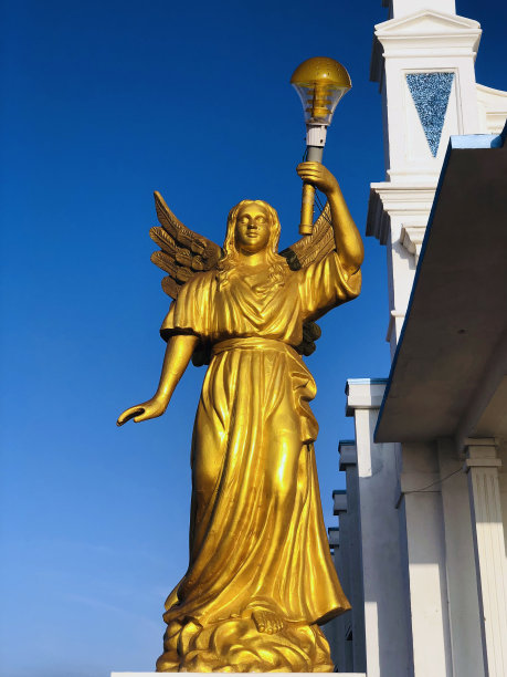 天使雕像站在蓝天背景。泰米尔纳德邦，著名的索图库迪教堂前的金色宗教雕像。图片下载