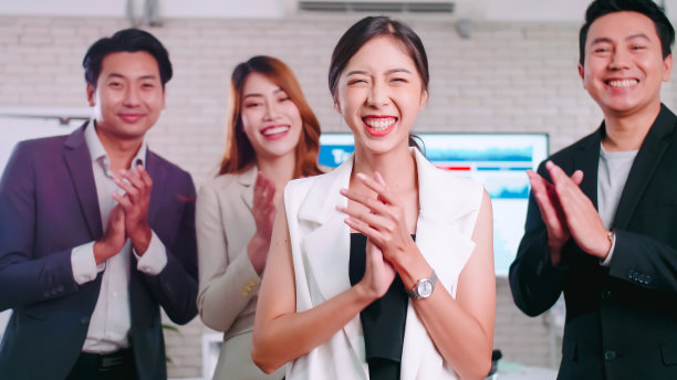 一群同事正在鼓掌祝贺。成功的商业团队在会议上鼓掌图片下载