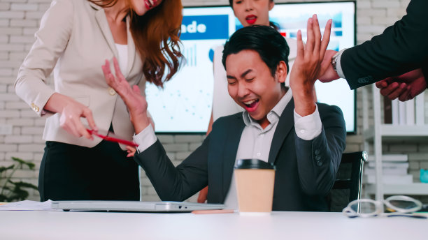 对任务截止日期有困难的员工。当同事赶着完成工作时，商人感到压力很大。图片下载