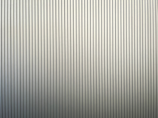 漂亮的铝涂层木材与凹槽作为纹理或背景。图片下载