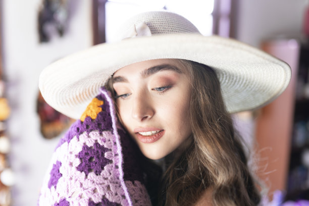 金发女郎拿着紫色枕头图片下载