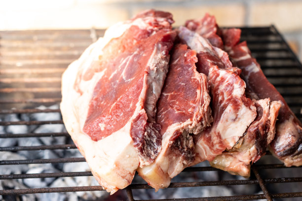 一块块肉切得像烤架上的牛排，下面还有火在燃烧图片下载