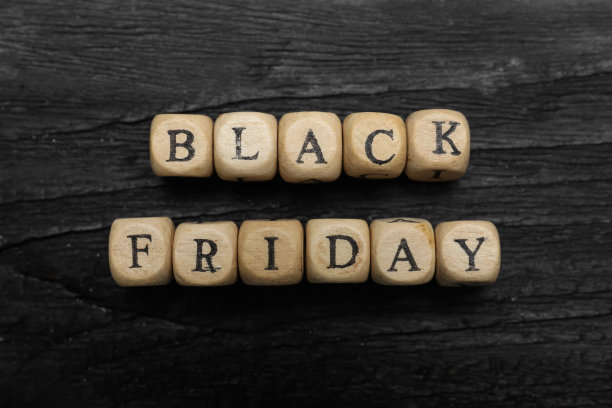 单词黑色星期五用立方体拼成的字母放在木桌上，平铺着图片下载