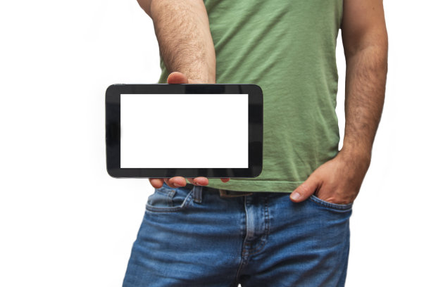 难以辨认的休闲穿着的男人拿着平板电脑右手在白色孤立的背景图片下载