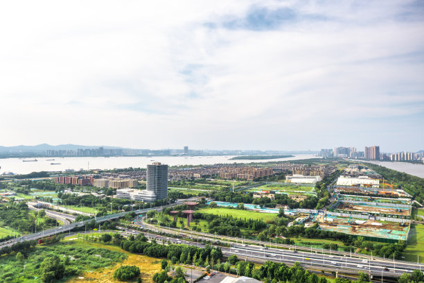 长江和城市的鸟瞰图图片下载