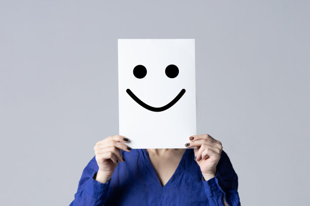 女孩拿着一条白床单，面带微笑图片下载