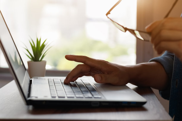 E-learning，在线学习概念。学生通过笔记本电脑学习在线课程。图片下载