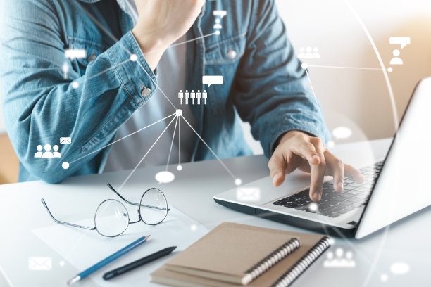 年轻人拿着笔记本电脑的手。一个在家远程工作的人。图片下载