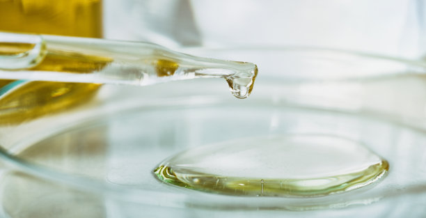 石油滴油，实验室和科学实验，医药化学研究，石油工业产品质量控制试验的概念。图片下载