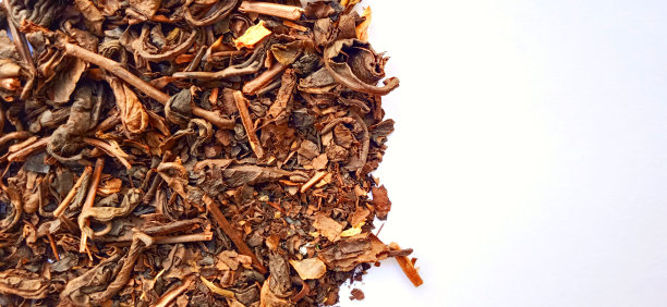 白灰色背景上的烤茶叶图片下载