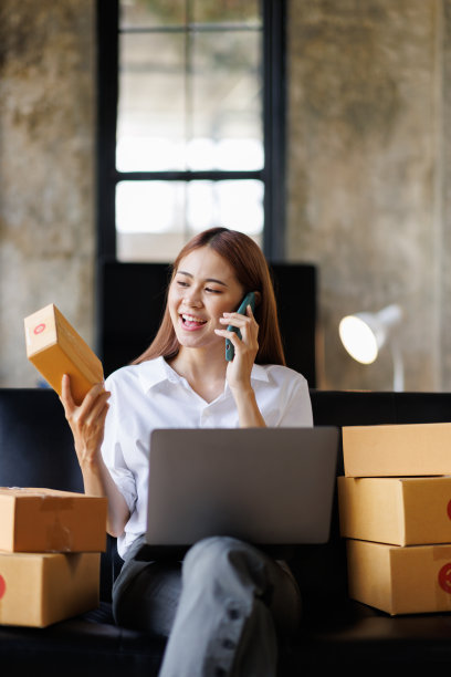 亚洲年轻的小型企业中小企业老板女企业家在网上查订单，准备装箱，向客户推销，中小企业的经营思路在网上。图片下载