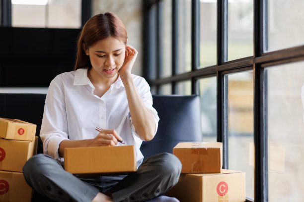 亚洲年轻的小型企业中小企业老板女企业家在网上查订单，准备装箱，向客户推销，中小企业的经营思路在网上。图片下载