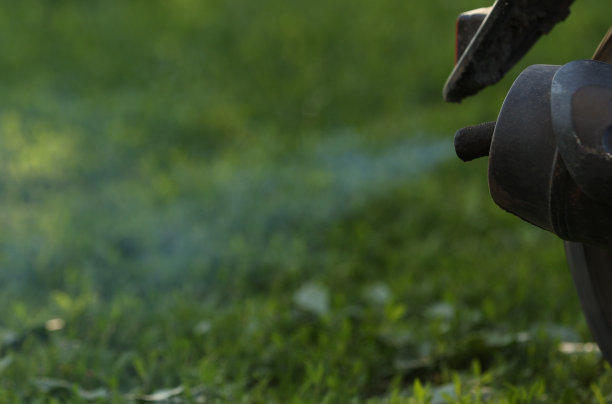 摩托车排气管在空气中释放烟雾的特写。慢动作图片下载