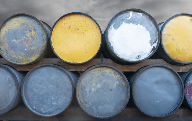 一堆古油桶图片下载