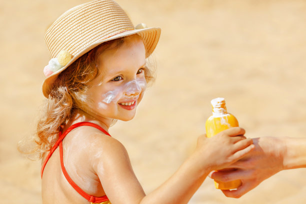 孩子脸上有一层纱布保护层。图片下载