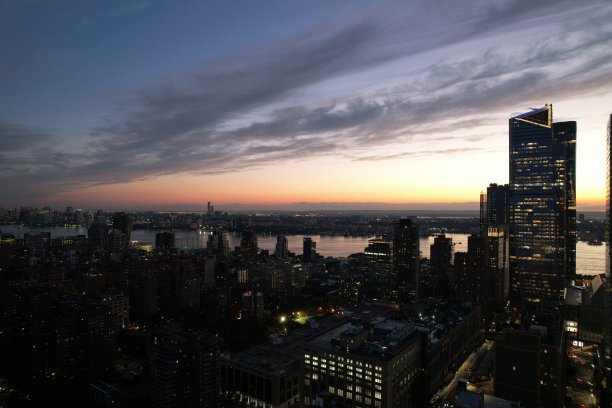 纽约的天际线与河景图片下载