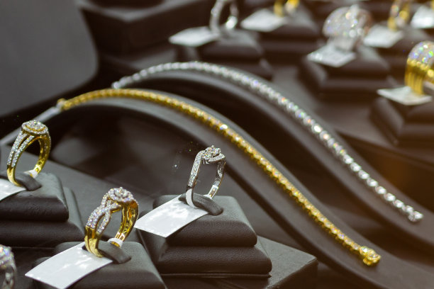 珠宝钻石戒指陈列在奢侈品零售店橱窗展示橱窗图片下载